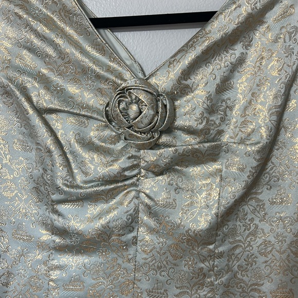 Vintage 1960s Marie Von Vehm Silver Brocade Cocktail Dress w/ Rose Detail Small - Picture 3 of 6
